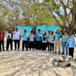 PLN UIP Nusra dan Politeknik KP Kupang Dorong Kepedulian Lingkungan Lewat Aksi Bersih Pantai Oesina di Kupang Barat