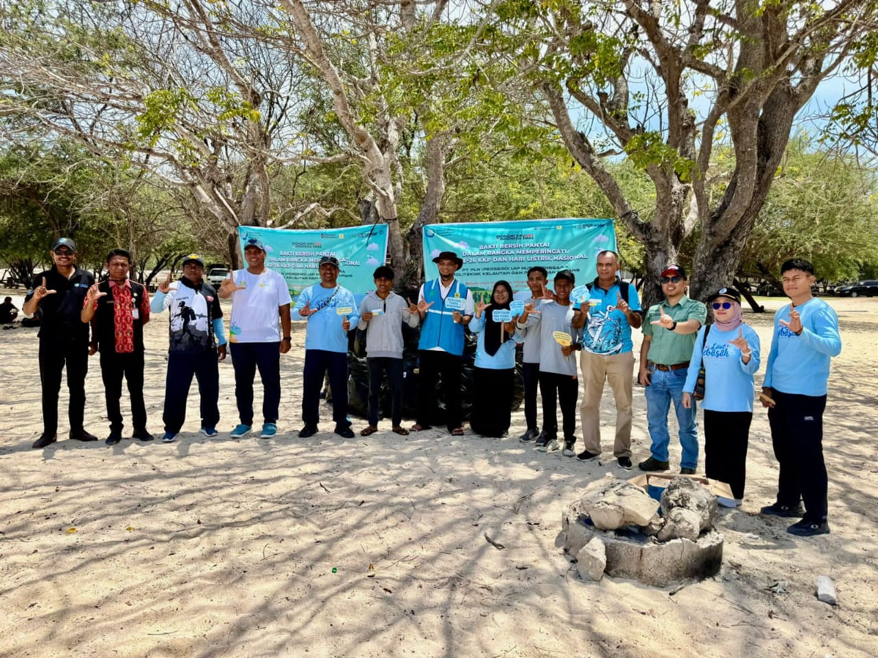 PLN UIP Nusra dan Politeknik KP Kupang Dorong Kepedulian Lingkungan Lewat Aksi Bersih Pantai Oesina di Kupang Barat