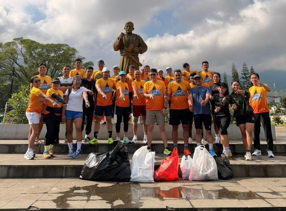 Aksi Ganda Ruteng Runners: Jaga Kebugaran Lewat Lari, Wujudkan Kota Bersih dengan Aksi Pungut Sampah