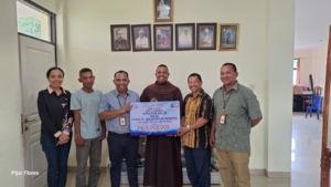 Sambut Nataru 2025, Bank NTT Ruteng Serahkan Bantuan untuk Paroki Pagal dan Wae Kajong