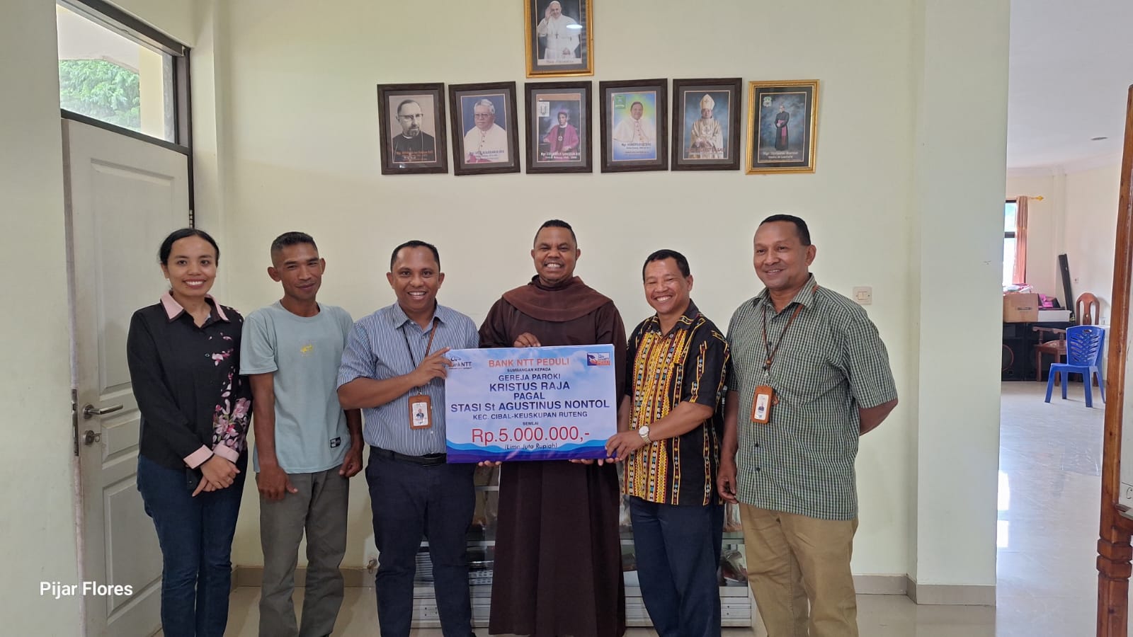 Sambut Nataru 2025, Bank NTT Ruteng Serahkan Bantuan untuk Paroki Pagal dan Wae Kajong