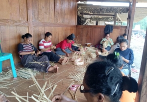 Dukung Pemberdayaan Masyarakat, PLN UIP Nusra Fasilitasi Pengembangan Kerajinan Bambu di Desa Wogo