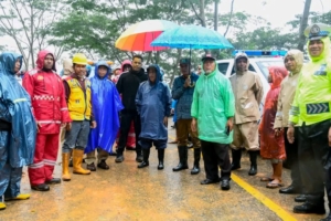 Wabup Manggarai Pantau Longsor KM 32 Jalur Ruteng–Reo, Warga Diminta Waspada