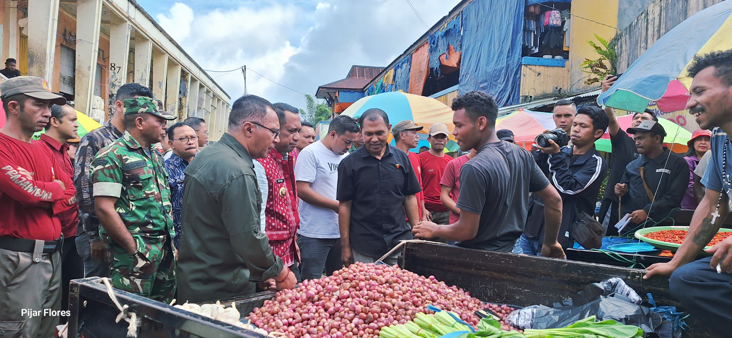 Pantau Paris Ruteng, Bupati Hery Nabit Pastikan Stok Aman dan Harga Bapok Stabil Jelang Lebaran dan Paskah
