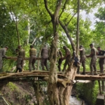 Terjang Medan Sulit dan Cuaca Ekstrem, Personel Brimob NTT Bangun Jembatan Darurat di Macang Tanggar