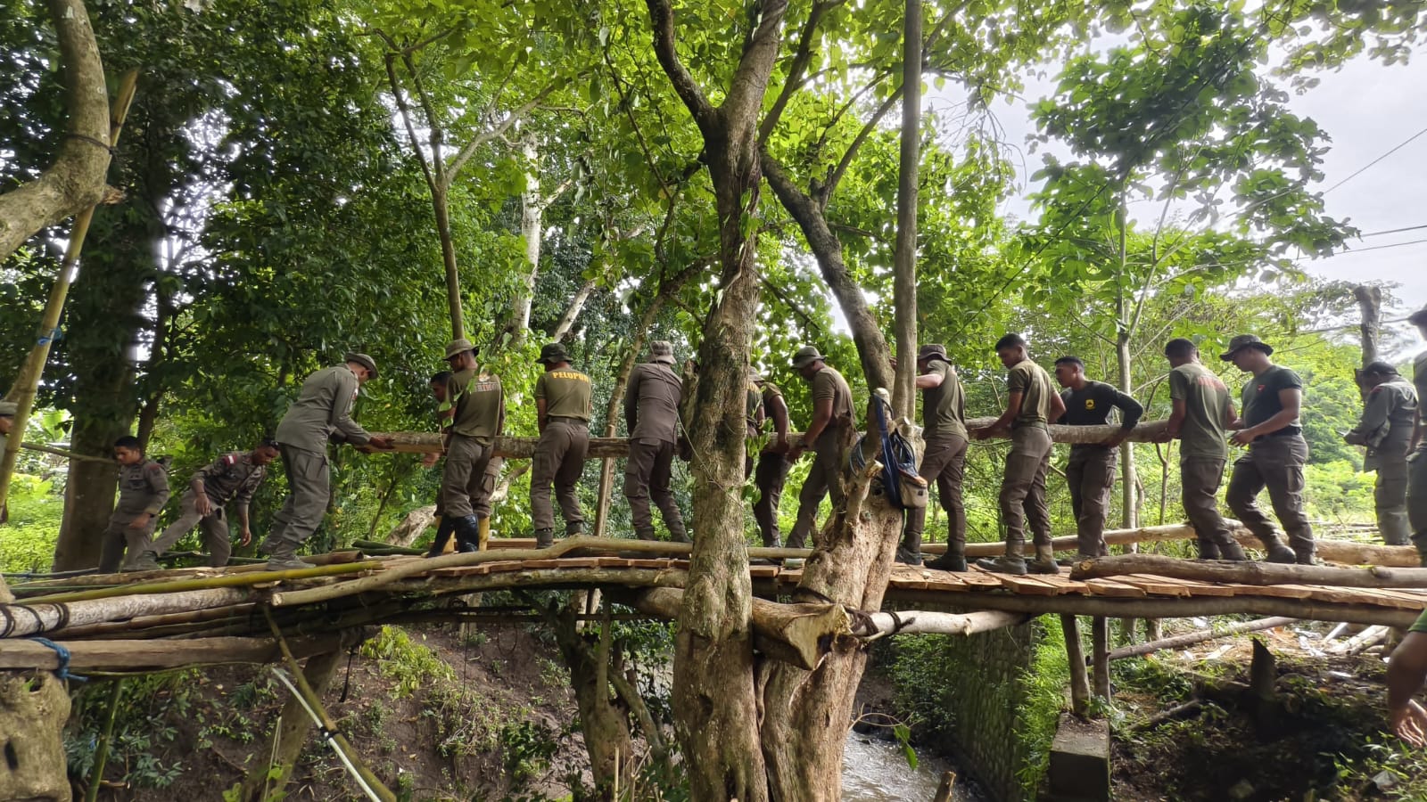 Terjang Medan Sulit dan Cuaca Ekstrem, Anggota Brimob NTT Bangun Jembatan Darurat di Macang Tanggar