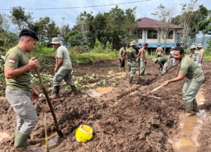 Dukung Ketahanan Pangan, Kompi 2 Batalyon B Pelopor Brimob NTT Garap Lahan Pertanian di Kecamatan Ruteng