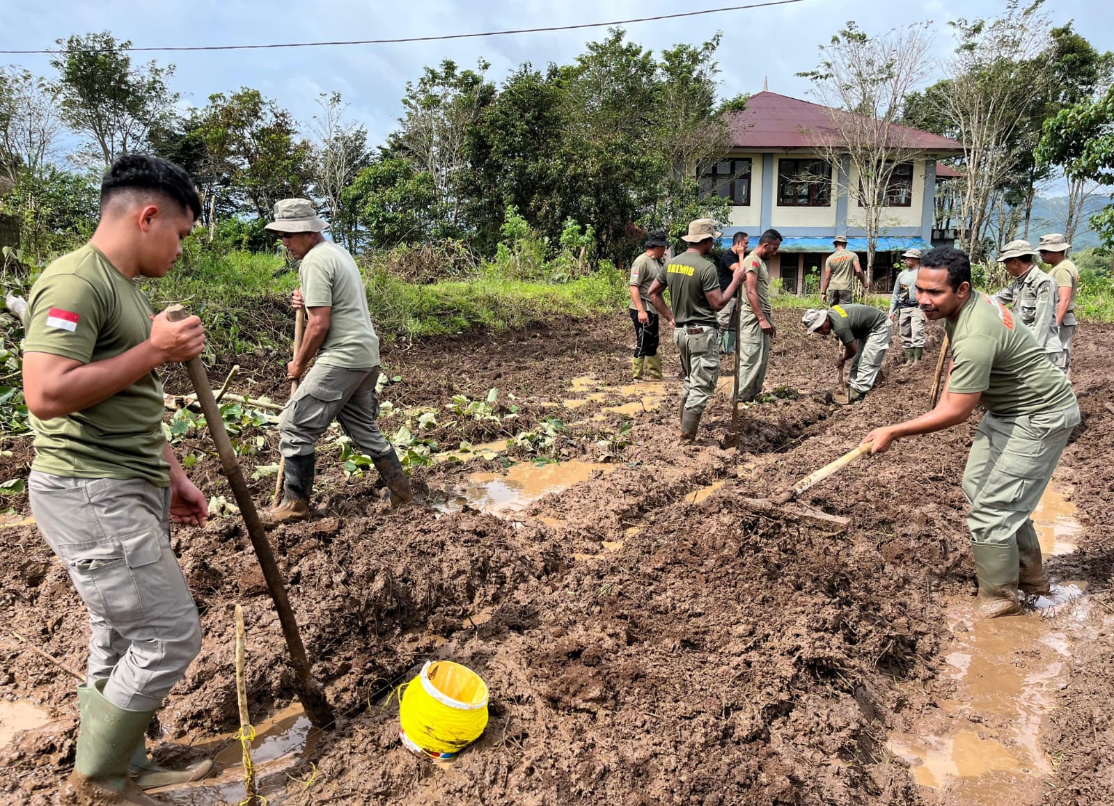 Dukung Ketahanan Pangan, Kompi 2 Batalyon B Pelopor Brimob NTT Garap Lahan Pertanian di Kecamatan Ruteng