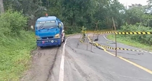 Jalan Ruteng-Reo Amblas Akibat Pergeseran Tanah, Pengguna Jalan Diminta Waspada