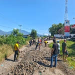 Sinergi TNI-Polri dan Warga Iteng Tambalan Jalan Berlubang demi Cegah Kecelakaan