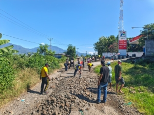 Sinergi TNI-Polri dan Warga Iteng Tambalan Jalan Berlubang demi Cegah Kecelakaan