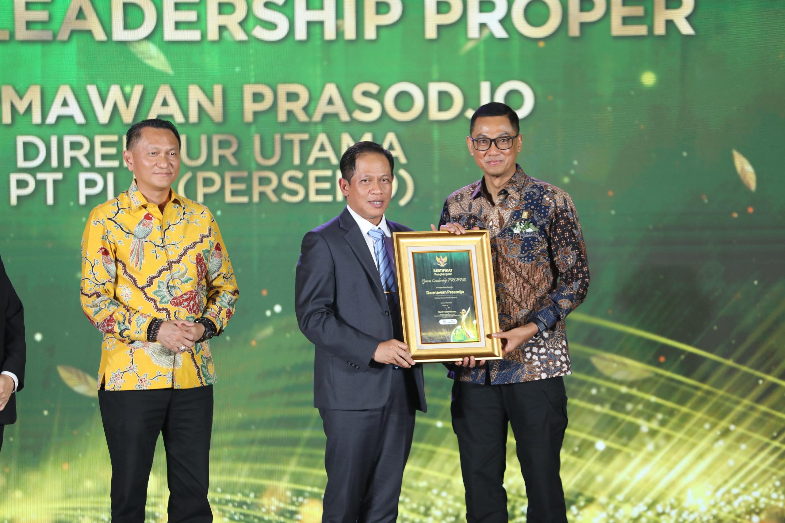 Tiga Kali Berturut-turut, Dirut PLN Raih Green Leadership dan Borong 11 PROPER Emas KLH 2025