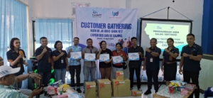 Bank NTT Ruteng Beri Penghargaan Agen Be Ju Bisa di Reo dan Kajong