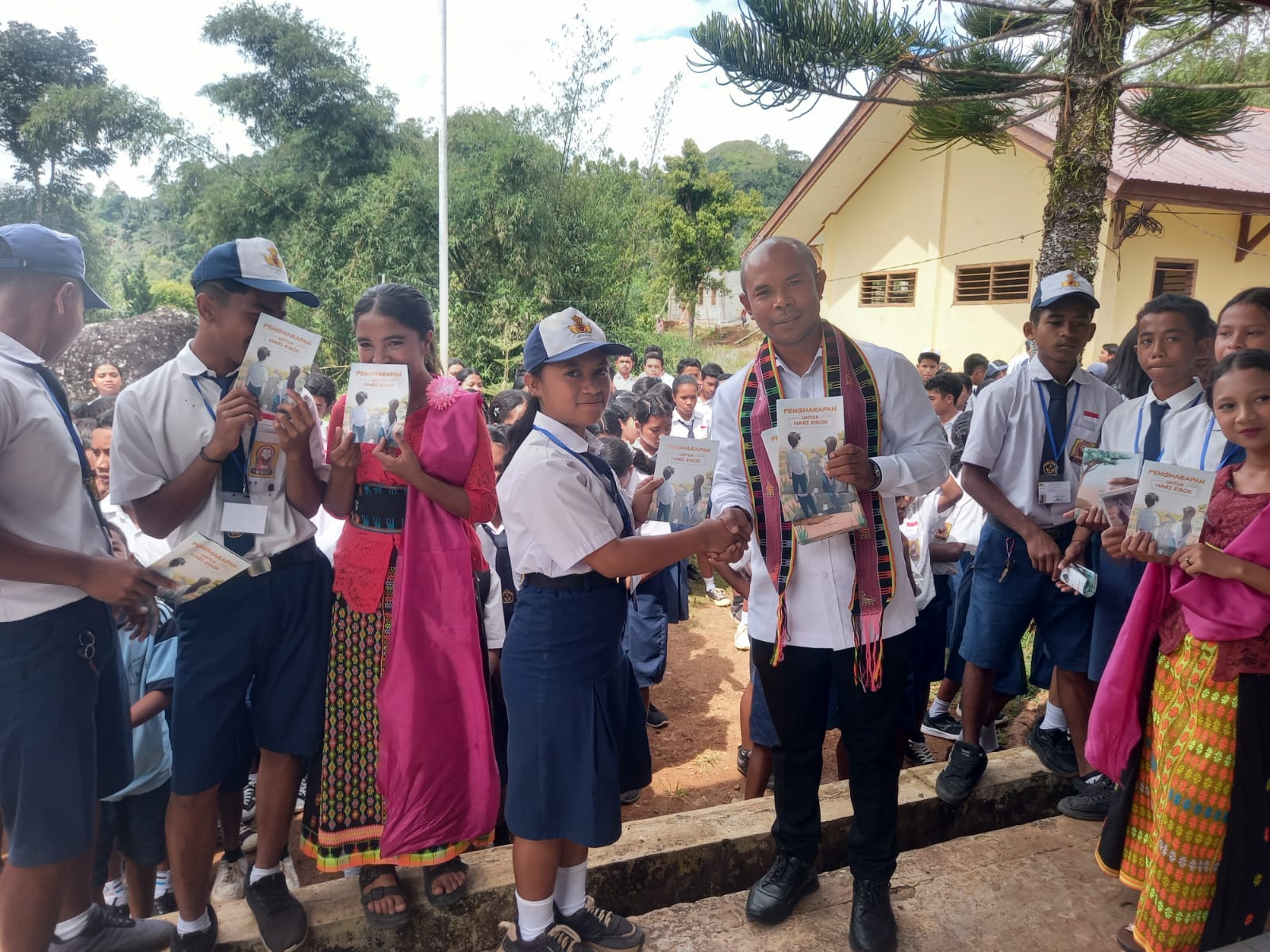Lawan Ketergantungan Gawai, Vinsensius Supriadi Galakkan Gerakan Literasi di Kecamatan Ruteng