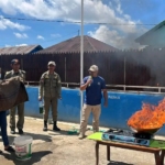 Perdana, Bidang Damkar Satpol PP Manggarai Edukasi Petugas SPPG Benteng Kuwu Cara Padamkan Api