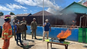 Perdana, Bidang Damkar Satpol PP Manggarai Edukasi Petugas SPPG Benteng Kuwu Cara Padamkan Api