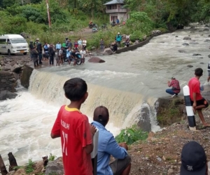 Jalur Satar Mese Barat–Lembor Terendam Banjir, Camat Imbau Warga Waspada dan Jangan Nekat Melintas