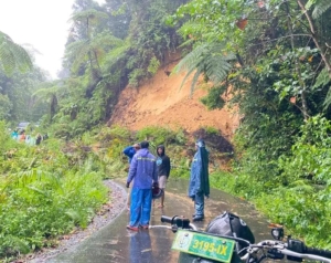 Akses Ruteng–Iteng Putus, Longsor Tutupi Jalan di Dekat Jembatan Wae Mantar II