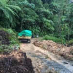 Gotong Royong Pemdes Umung, TNI-Polri, dan Warga Berhasil Buka Kembali Jalur Ruteng–Iteng