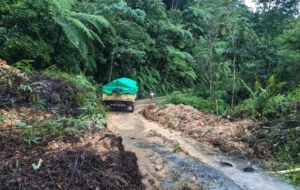 Gotong Royong Pemdes Umung, TNI-Polri, dan Warga Berhasil Buka Kembali Jalur Ruteng–Iteng