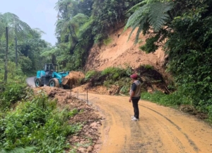 Alat Berat Diturunkan, Jalur Ruteng–Iteng Kembali Normal