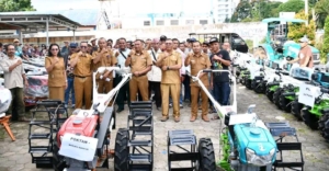 Bantu Petani Hemat Waktu dan Biaya, Pemkab Manggarai Serahkan 51 Unit Alsintan