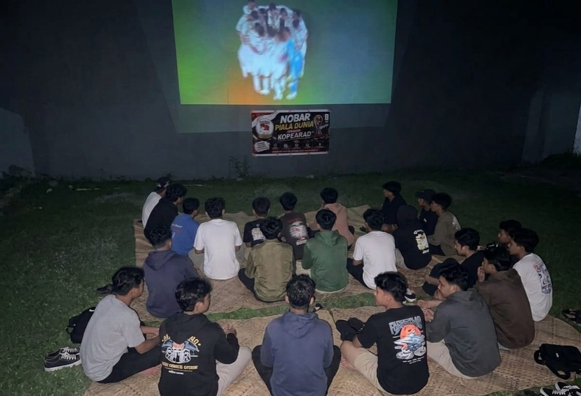 Lewat Nobar Bola, Kopearad Ajak Pemuda Labuan Bajo Tangkal Isu Provokatif