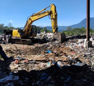 Darurat Sampah TPA Ncolang: Alat Berat Dikerahkan Bersihkan Jalur Poco–Ting