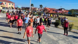 Warga Padati Car Free Day Perdana di Kota Ruteng, Bupati Hery Nabit Beri Dukungan Penuh