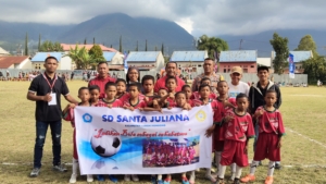Bupati Hery Nabit Resmi Buka Turnamen Sepak Bola Piala Bandara Frans Sales Lega Cup I