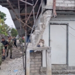 Dandim 1612 Manggarai Tinjau Korban Gempa di Mbaumuku, Siapkan Bantuan Logistik dan Tenaga Bersih Material