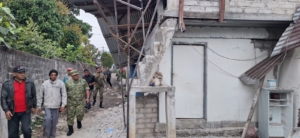 Dandim 1612 Manggarai Tinjau Korban Gempa di Mbaumuku, Siapkan Bantuan Logistik dan Tenaga Bersih Material