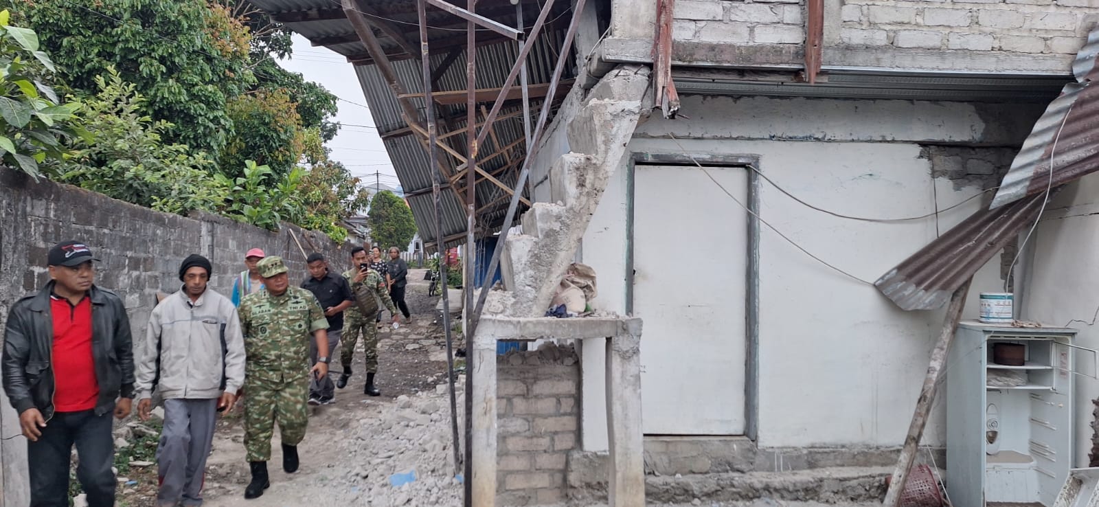 Dandim 1612 Manggarai Tinjau Korban Gempa di Mbaumuku, Siapkan Bantuan Logistik dan Tenaga Bersih Material