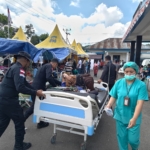 Pasca Gempa Manggarai, Personel Brimob Kompi 2 Yon B Pelopor Evakuasi Pasien RSUD Ben Mboi ke Tenda Darurat
