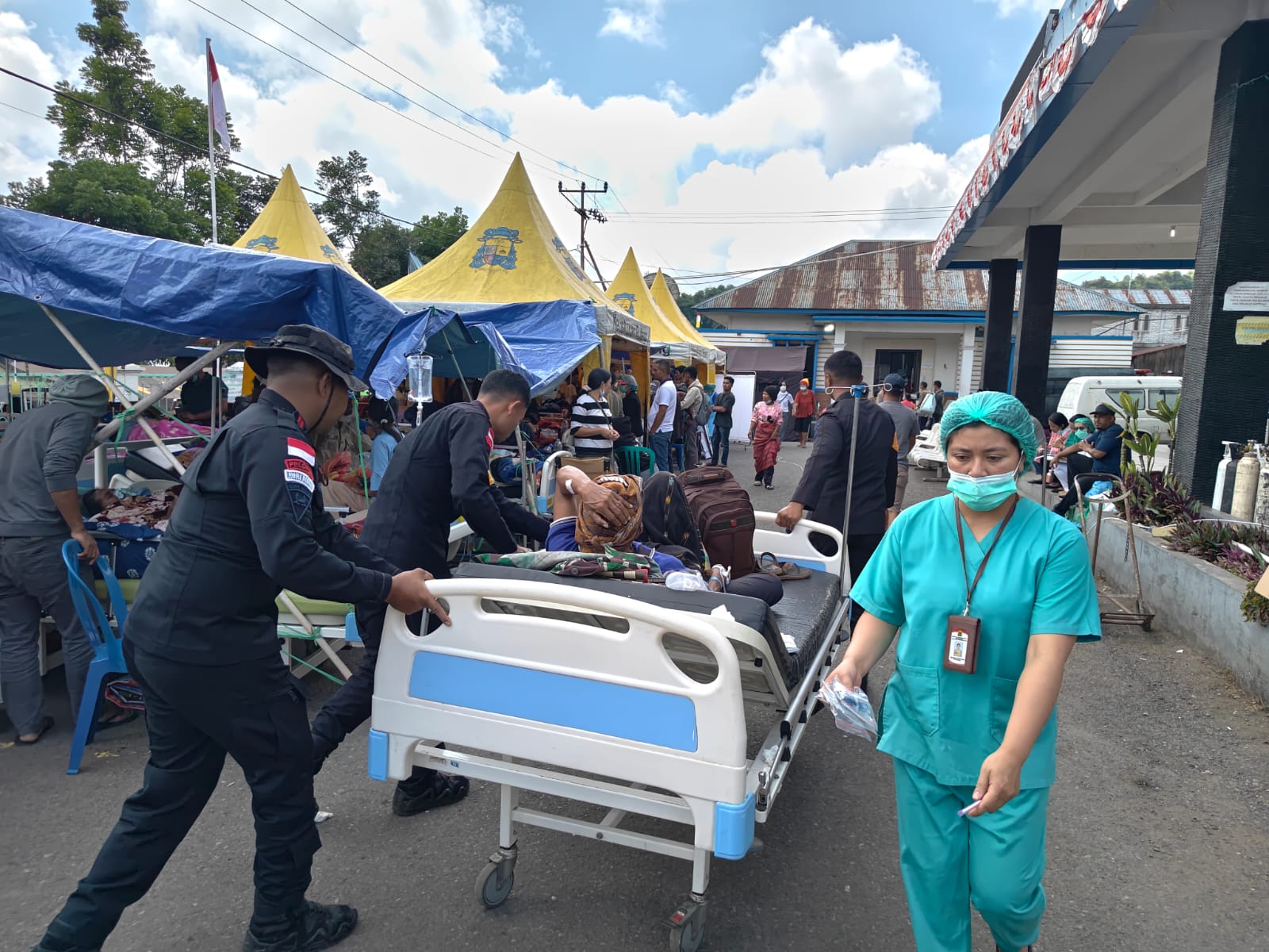 Pasca Gempa Manggarai, Personel Brimob Kompi 2 Yon B Pelopor Evakuasi Pasien RSUD Ben Mboi ke Tenda Darurat