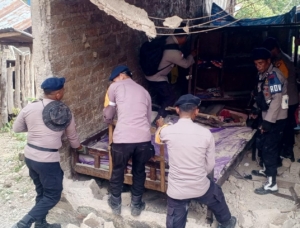 Pasca Gempa M 7,7 Manggarai: Personel Brimob Dikerahkan Evakuasi Puing dan Amankan 121 Rumah Rusak di Desa Dimpong