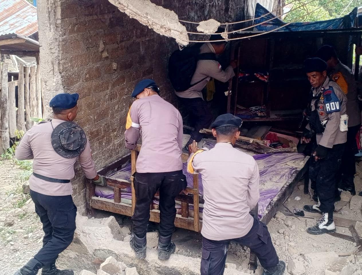 Pasca Gempa M 7,7 Manggarai: Personel Brimob Dikerahkan Evakuasi Puing dan Amankan 121 Rumah Rusak di Desa Dimpong