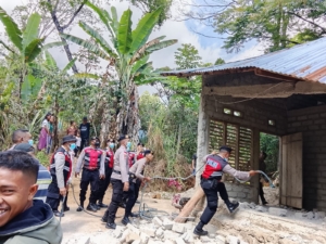 Rumah Warga Kelurahan Bangka Leda Roboh, Korban Tertimpa Reruntuhan Berharap Bantuan Sembako, Terpal, dan Selimut