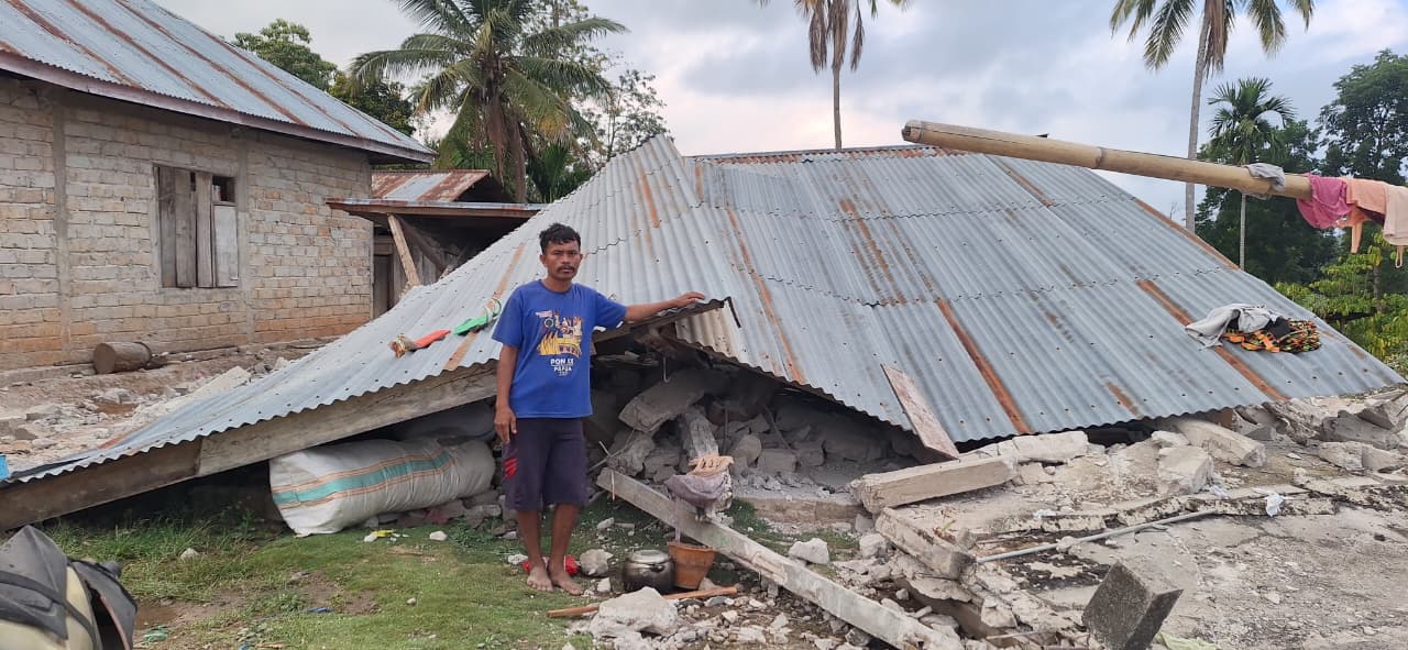 Lolos dari Maut dalam 1 Detik: Kisah Pilu Keluarga Remigius di Lelak, Rumah Hancur Diguncang Gempa M 7,7