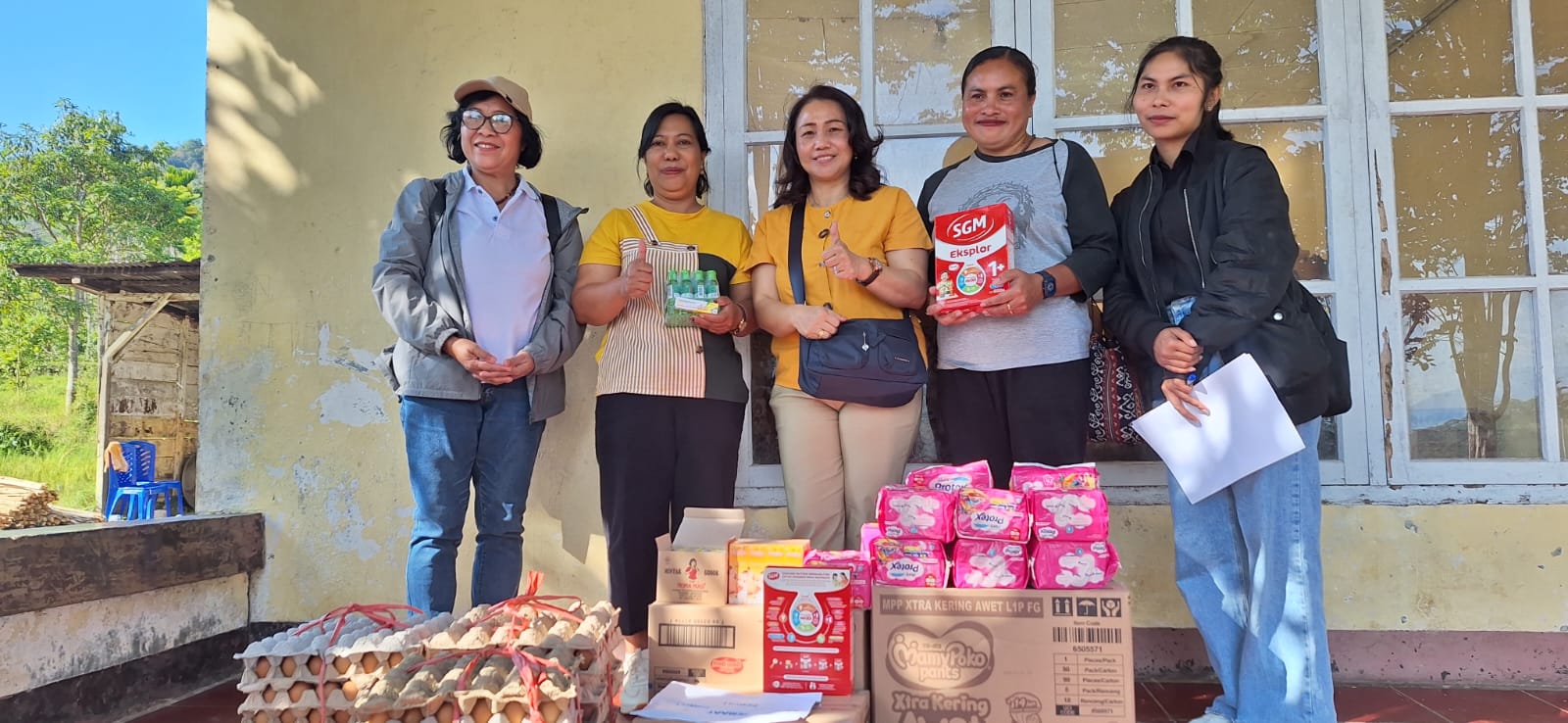 Gandeng Lifehouse Community Jakarta, Ketua TP PKK Manggarai Salurkan Bantuan Logistik ke Puskesmas Pagal