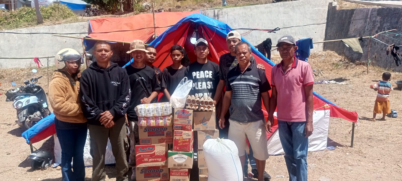 Peduli Sesama, Pelaku UMKM Natas Labar Salurkan Bantuan Logistik untuk Korban Gempa di Posko Golo Conggo