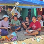 Gandeng Jemaat Lifehouse Community Jakarta, Ketua TP PKK Manggarai Salurkan Bantuan dan Ajak Pengungsi Gempa di Desa Ladur Makan Bersama