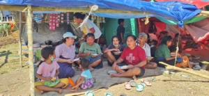 Gandeng Jemaat Lifehouse Community Jakarta, Ketua TP PKK Manggarai Salurkan Bantuan dan Ajak Pengungsi Gempa di Desa Ladur Makan Bersama