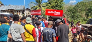 Telkomsel Gandeng Ketua TP PKK Manggarai Pulihkan Jaringan 100% dan Salurkan Kebutuhan Bayi dan Lansia di Posko Wancang