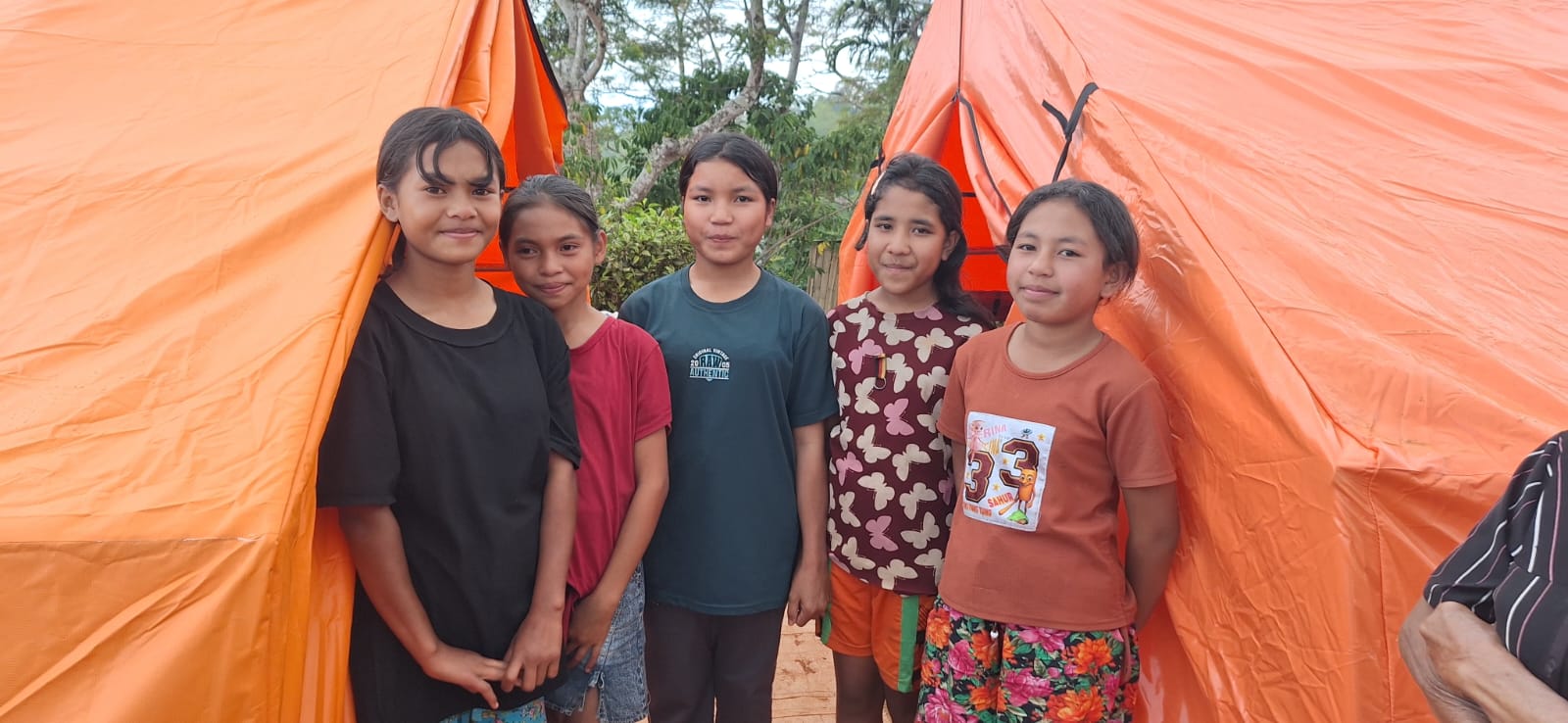 Senyum Pengungsi di Tengah Trauma Gempa M 7,7 Manggarai: “Kalau Minta ke Mama, Pasti Selalu Diingat”