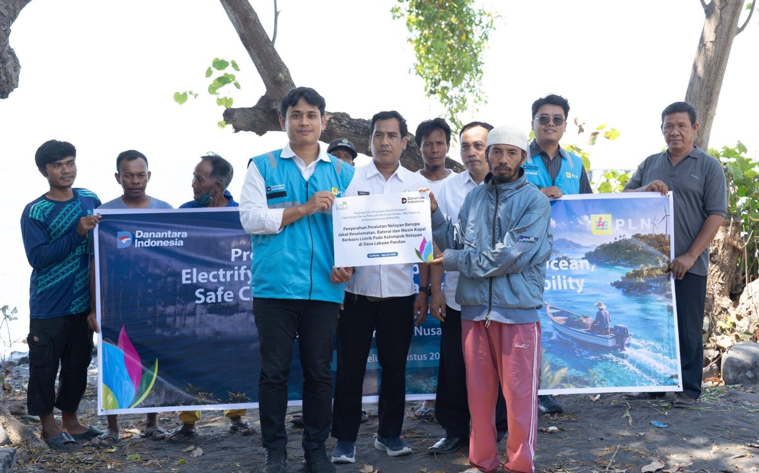 Dukung Nelayan Lombok Timur Pangkas Biaya Operasional, PLN UIP Nusra Hadirkan Mesin Kapal Listrik