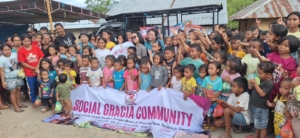 Ketua TP PKK Manggarai Gandeng Social Gracia Community Salurkan Ratusan Sembako hingga Tenda Pengungsi di Wae Ri’i