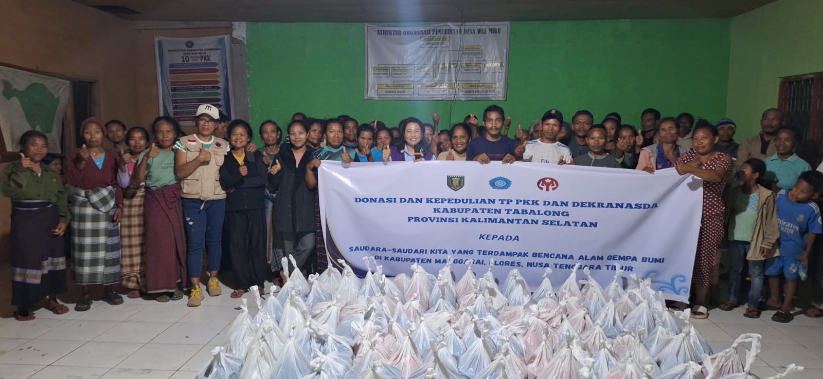 Peduli Pascagempa Flores, TP PKK dan Dekranasda Tabalong Salurkan 125 Paket Sembako untuk Warga Wae Mulu