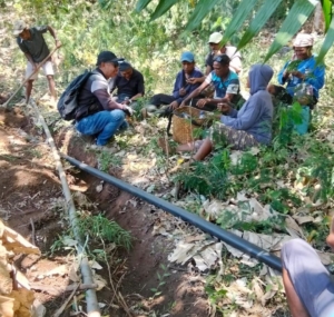 Jaringan Air Lewokoba Rampung, PLN UIP Nusra Lanjutkan Penanaman Pipa di Sekitar PLTP Atadei
