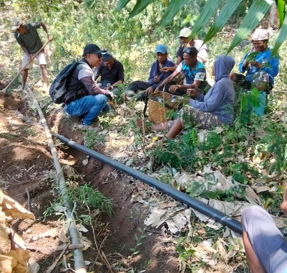 Jaringan Air Lewokoba Rampung, PLN UIP Nusra Lanjutkan Penanaman Pipa di Sekitar PLTP Atadei